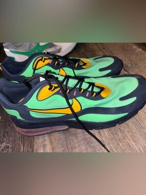 Nike men’s Green and Yellow Wave-Accent Sneakers